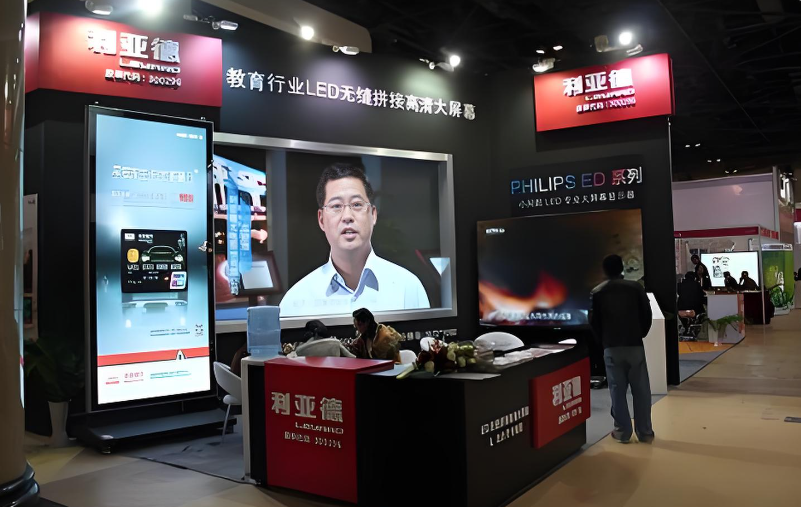 腾博汇游戏官网全新一代3D折叠屏首秀北京教育装备展，，，，，，开启智慧教育多维交互时代